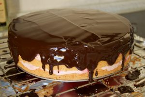 Himbeer-Sahne-Torte mit Schokoglasur