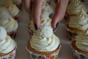 Raffaello-Cupcakes mit weißem Schokofrosting