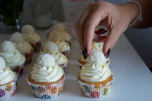Raffaello-Cupcakes mit weißem Schokofrosting 