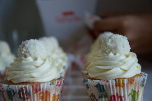 Raffaello-Cupcakes mit weißem Schokofrosting 