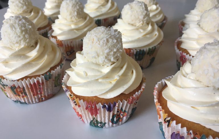Raffaello-Cupcakes mit weißem Schokofrosting