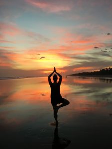 Yoga im Sonnenuntergang, Las Lajas, Panama