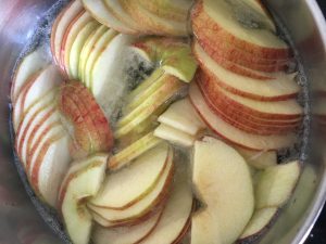 Zubereitung der Äpfel für köstliche Apfelrosen